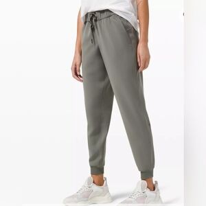 NWOT Lululemon On the Fly Jogger. Size 6